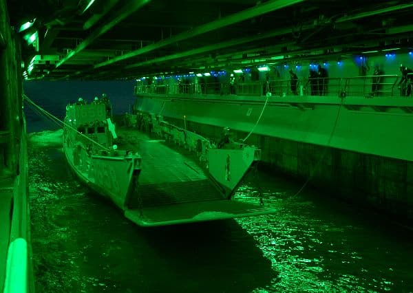 La marine militaire utilise la couleur verte pour s'éclairer.