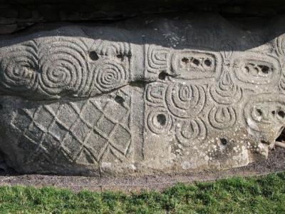 Spirales sur un monument néolithique. 