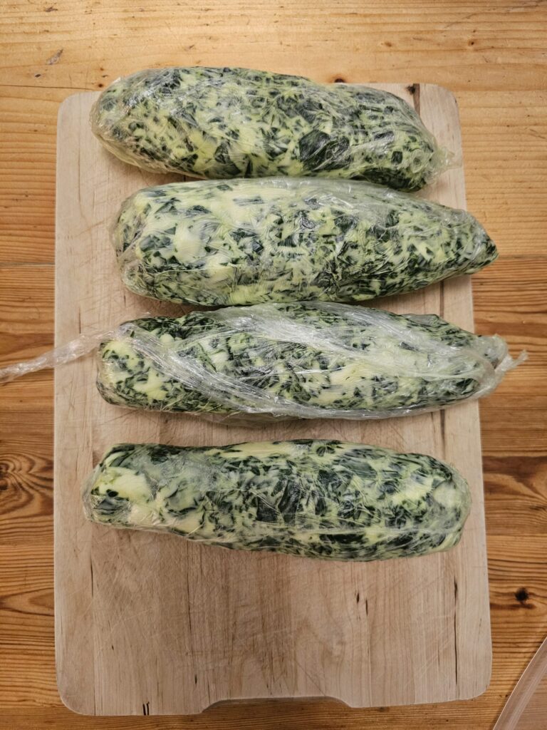 Beurre d'ail des ours dans du film alimentaire