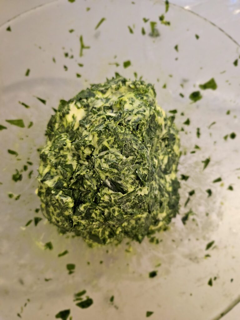 Malaxer le beurre et l'ail des ours.